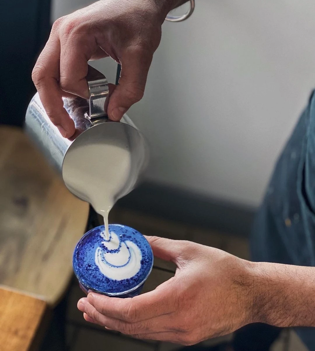 Blue superfood latte made using SMOOV's blue spirulina