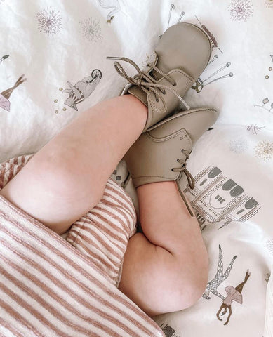 gooselings duvet under a baby feet with shoes