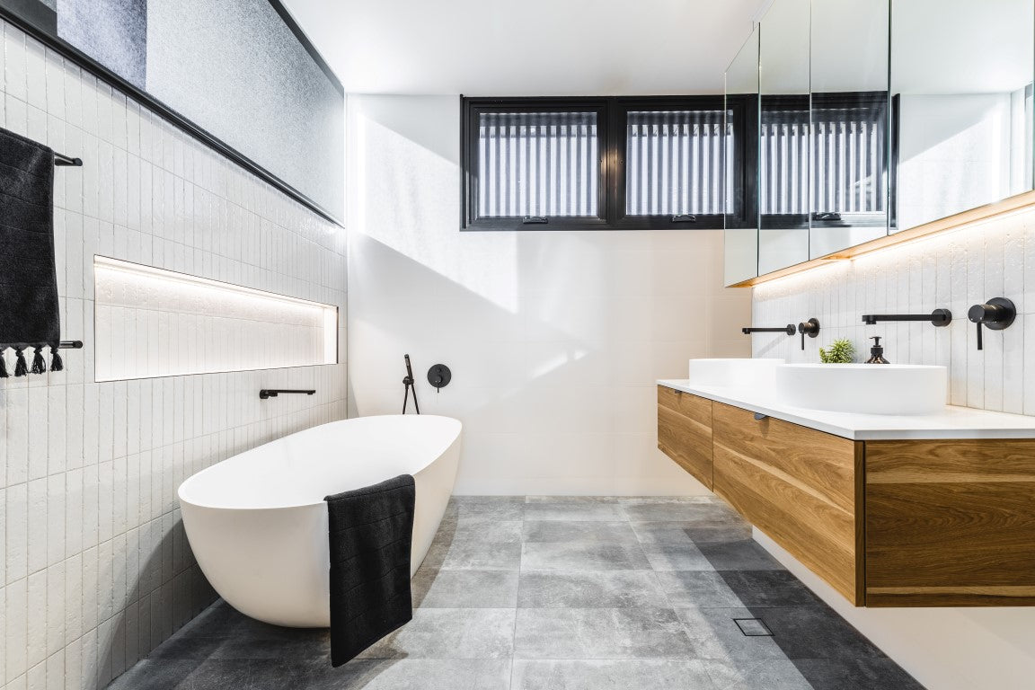 Full Bathroom Lifestyle Image with Meir black taps and pop-up wastes