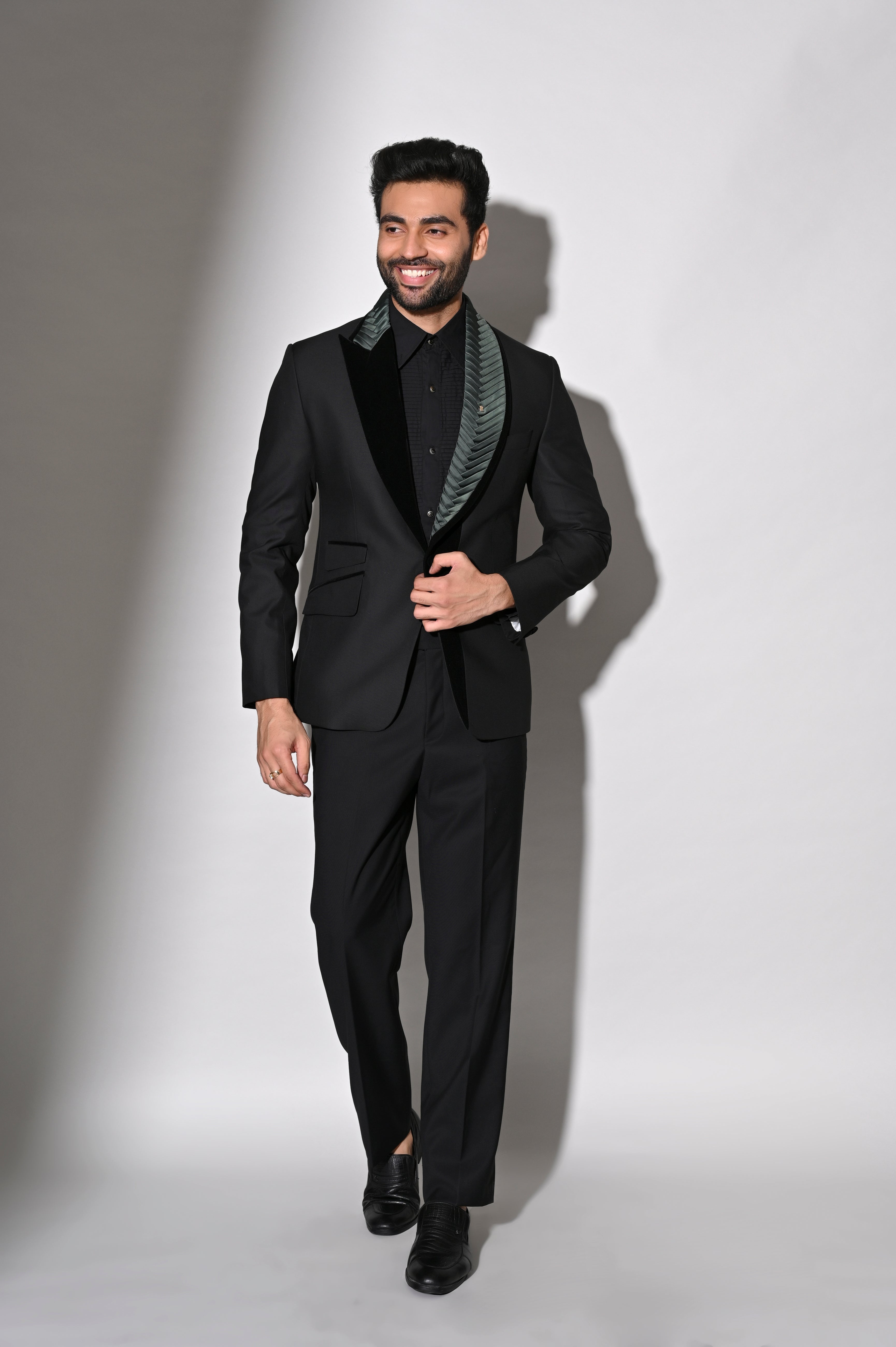 Buy stylish coat pant suit for men in India @ Limeroad