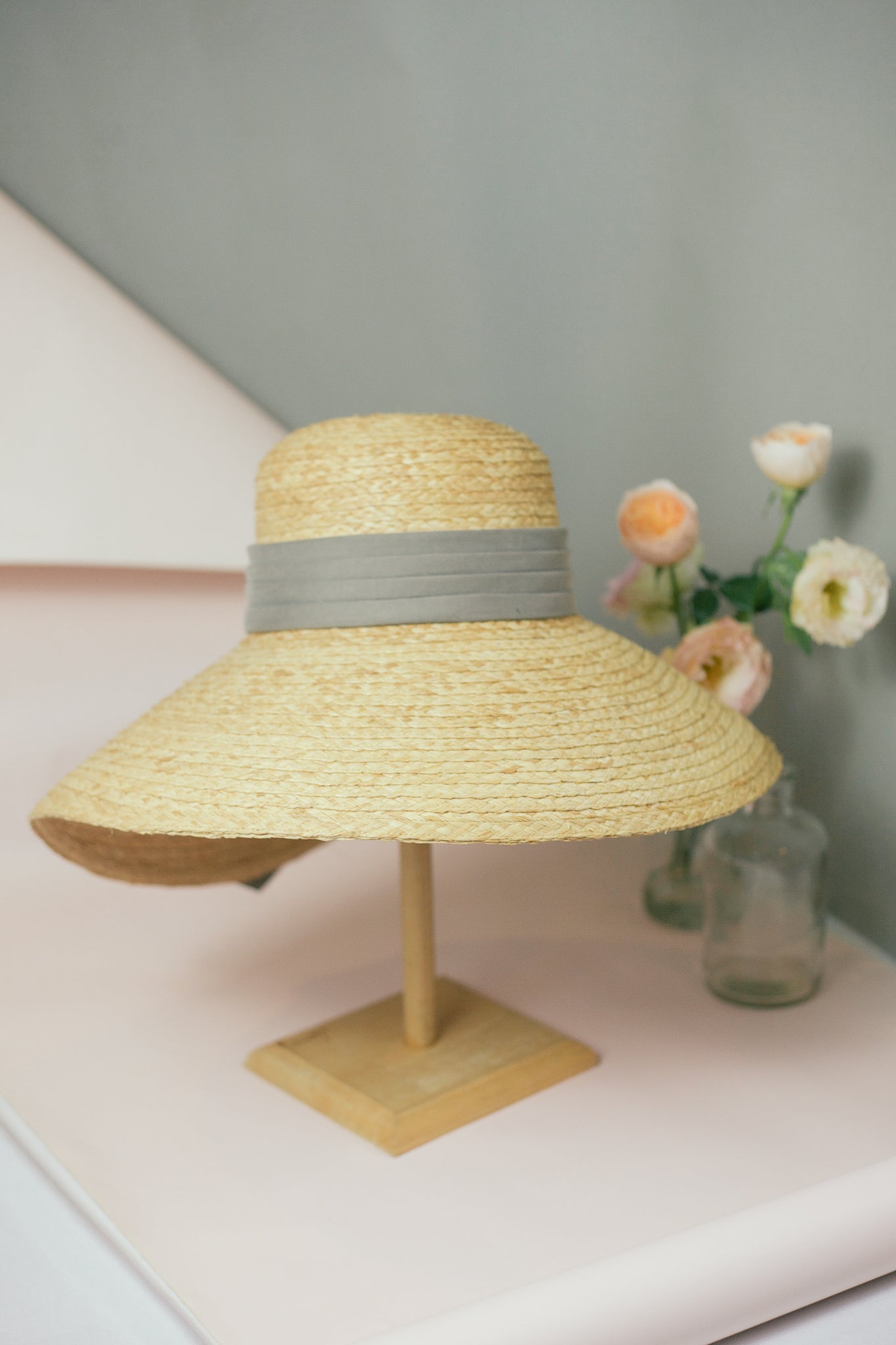 Nón cói Raffia Rosie là sản phẩm được làm bằng tay từ chất liệu tự nhiên, mang lại sự thoải mái và phong cách thời trang đầy cá tính. Hãy cùng khám phá những thiết kế nón cói độc đáo và sang trọng của Rosie.