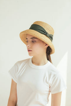 Daisy Raffia Cloche Hat, avec de la couleur nomade de fumée par Leinné sur modèle