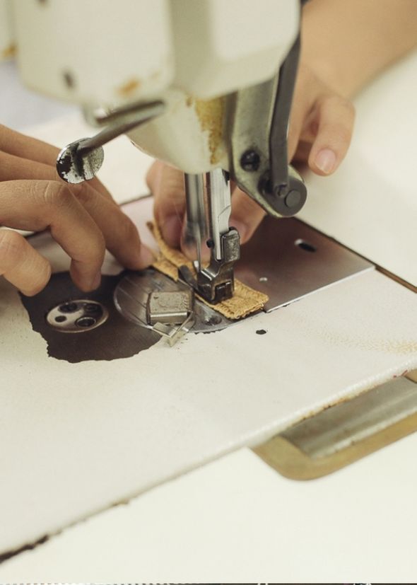 raffia_hat_maker_using_sewing_machine_at_ho_chi_minh_city_craft_atelier_-_leinne