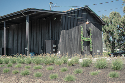 Lee Display 采用与纳帕谷葡萄酒场景完美契合的当代和现代乡村设计风格，打造了定制的视觉营销作品，将这座古老的谷仓变成了一个着陆目的地。