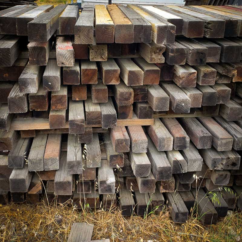 Lee Display 与北加州当地的围栏和承包公司合作，购买他们的旧红木材料并将其重新利用为可用的产品。