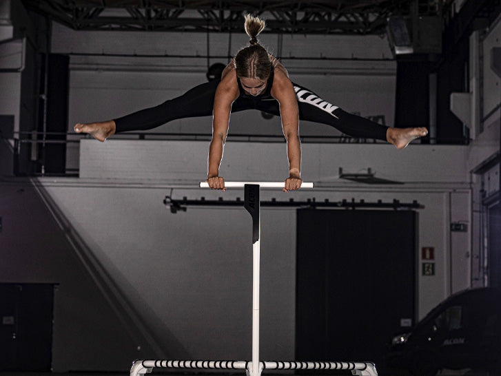 Hyppy kahvallisella fitness trampoliinilla