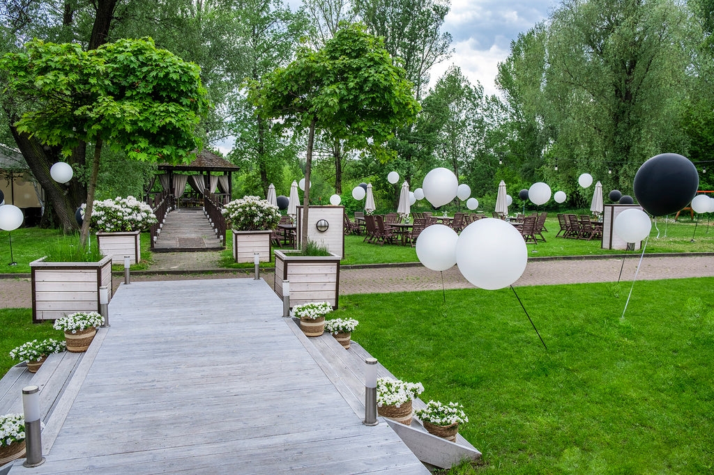 Balony na wesele białe kule latające w ogrodzie z helem 