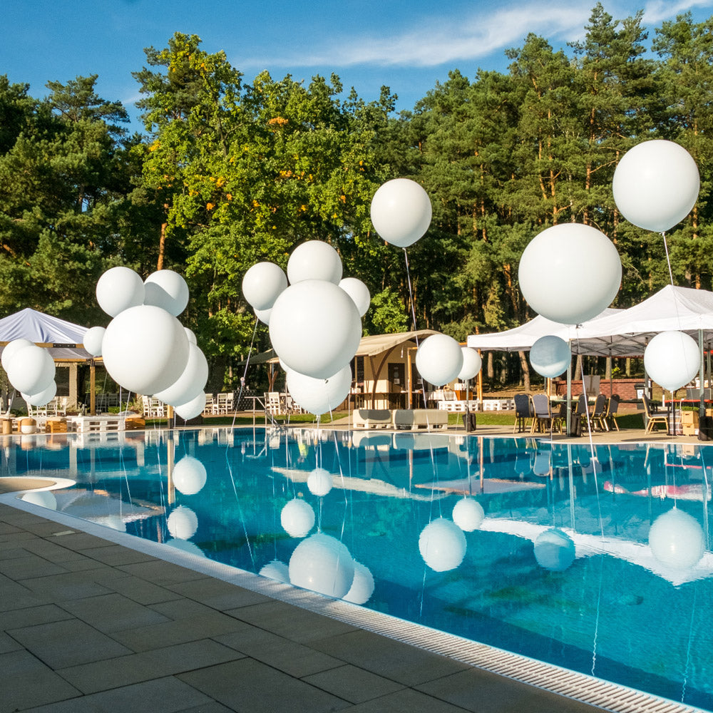 balony z helem w basenie