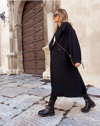 María Tavera combina sus Chunky Boots con abrigo negro.