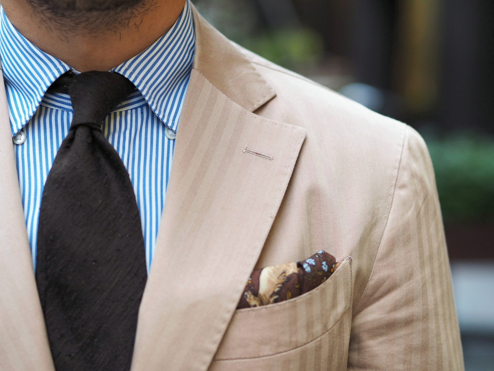 DLA-shantung-tie-and-Drakes-pocket-square-with-solaro-suit-jacket
