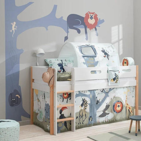 Παιδικό δωμάτιο με ζωγραφισμένο τοίχο και κρεβάτι με κουρτίνες παιχνιδιού