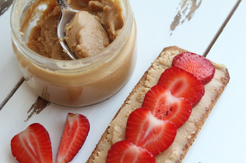 100 Calorie Snacks: Peanut butter and fruit