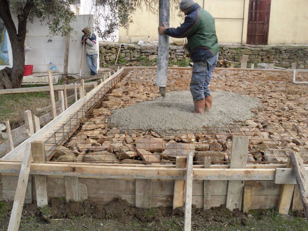 prefabrik evin temelini hazırlayan işçi