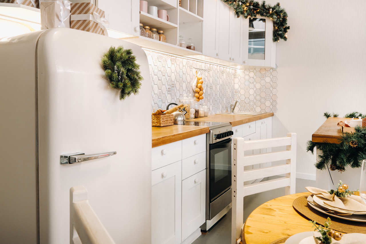 minimalist bir şekilde tasarlanmış şık ve modern bir küçük mutfak