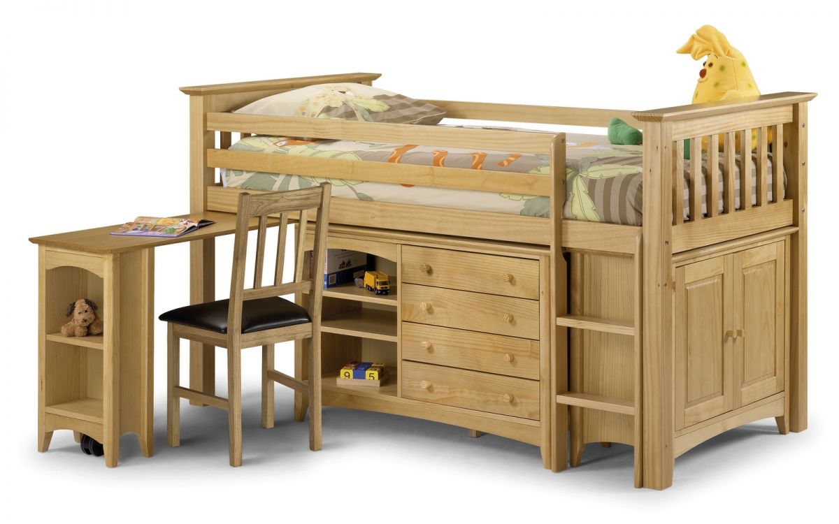 Кровать для мальчика из массива дерева