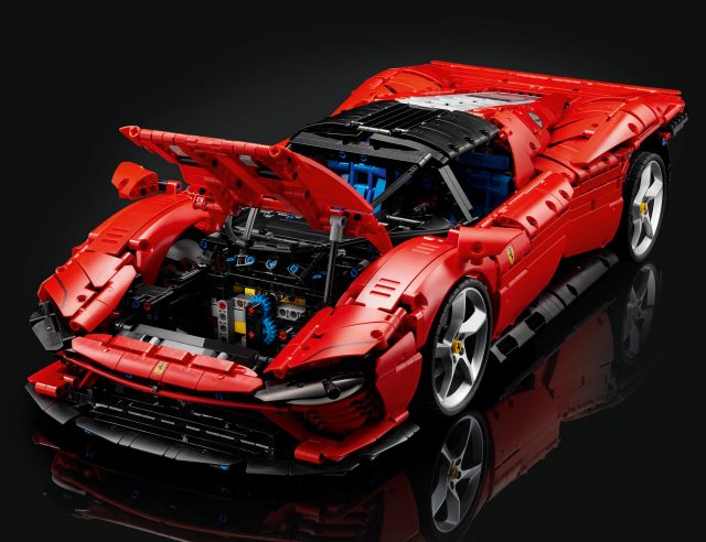 LEGO Technic 42143 Ferrari Daytona SP3 detailed building review