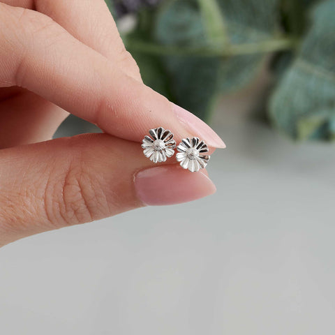 Small silver daisy flower stud earrings