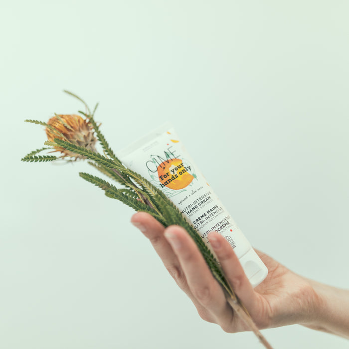 Biologisch & natuurlijk
Cîme Skincare gebruikent een maximum aan natuurlijke en gecertificeerde biologische ingrediënten, die je huid er stralend en gezond doen uitzien. Daarom zijn de producten vrij van parabenen, phenoxyethanol, synthetische parfums, propylene glycol, siliconen en andere synthetische stoffen.
De beauty producten van Cîme hebben het ECOCERT of COSMOS label gekregen van het onafhankelijke certificatie-orgaan ECOCERT Greenlife.

Doeltreffende ingrediënten
Dankzij kwalitatief hoogwaardige ingrediënten die rijk zijn aan antioxidanten, vitamines en essentiële vetzuren, worden producten ontwikkeld die echte resultaten opleveren voor jouw huid.

Nature meets science
Aan elk product dat door Cîme ontwikkeld wordt, gaat enorm veel onderzoek vooraf. Eeuwenoude recepten worden gecombineerd met moderne technieken.