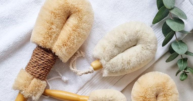 https://cdn.shopify.com/s/files/1/0048/8043/3245/files/Natural_body_brushes_for_self-care_rituals_ELYTRUM_Conscious_Wellbeing_and_Beauty_2.jpg?v=1626721739