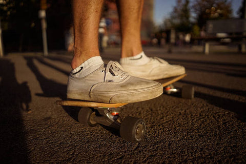 Schuhe ohne Socken - Sneaker barfuß tragen