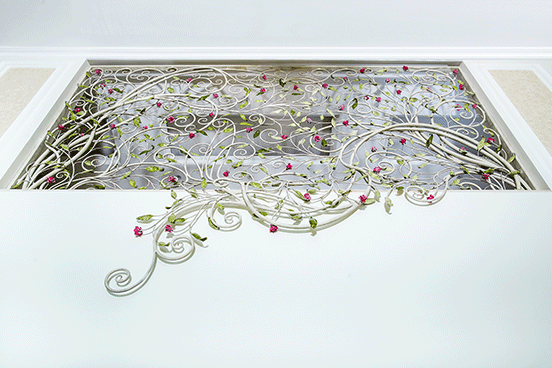 Wrought iron partition made with roses and branches