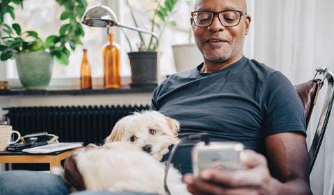 Man relaxing with his dog and using NuroKor mitouch