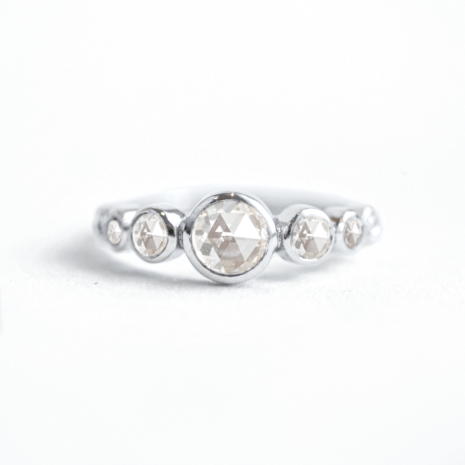 Chúng ta hãy thưởng thức chiếc nhẫn vàng độc đáo được bọc kềm với hạt cườm vòng kim cương của Berlinger Jewelry tại Los Angeles. Bạn sẽ khiến mọi người trầm trồ khi đeo chiếc nhẫn độc đáo và sang trọng này. Hãy xem hình ảnh liên quan để hiểu thêm về sản phẩm.