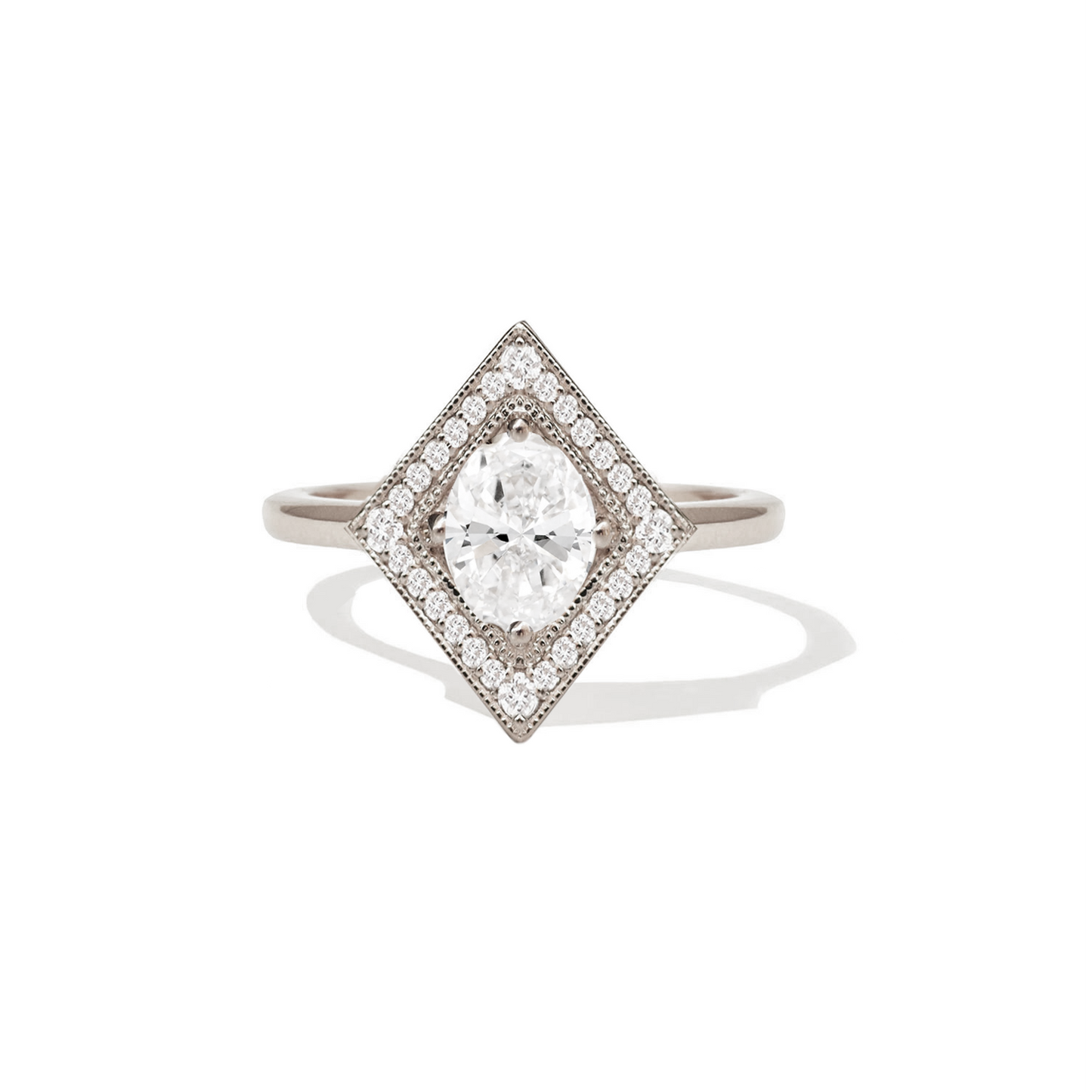 Nhẫn kim cương hình trái xoan với cắt Brilliant của Berlinger Jewelry cho thấy sự tinh tế và sang trọng của thương hiệu. Với một lượng kim cương lớn và cắt sáng, chiếc nhẫn này sẽ chắc chắn trở thành một món quà tuyệt vời cho người đặc biệt của bạn.