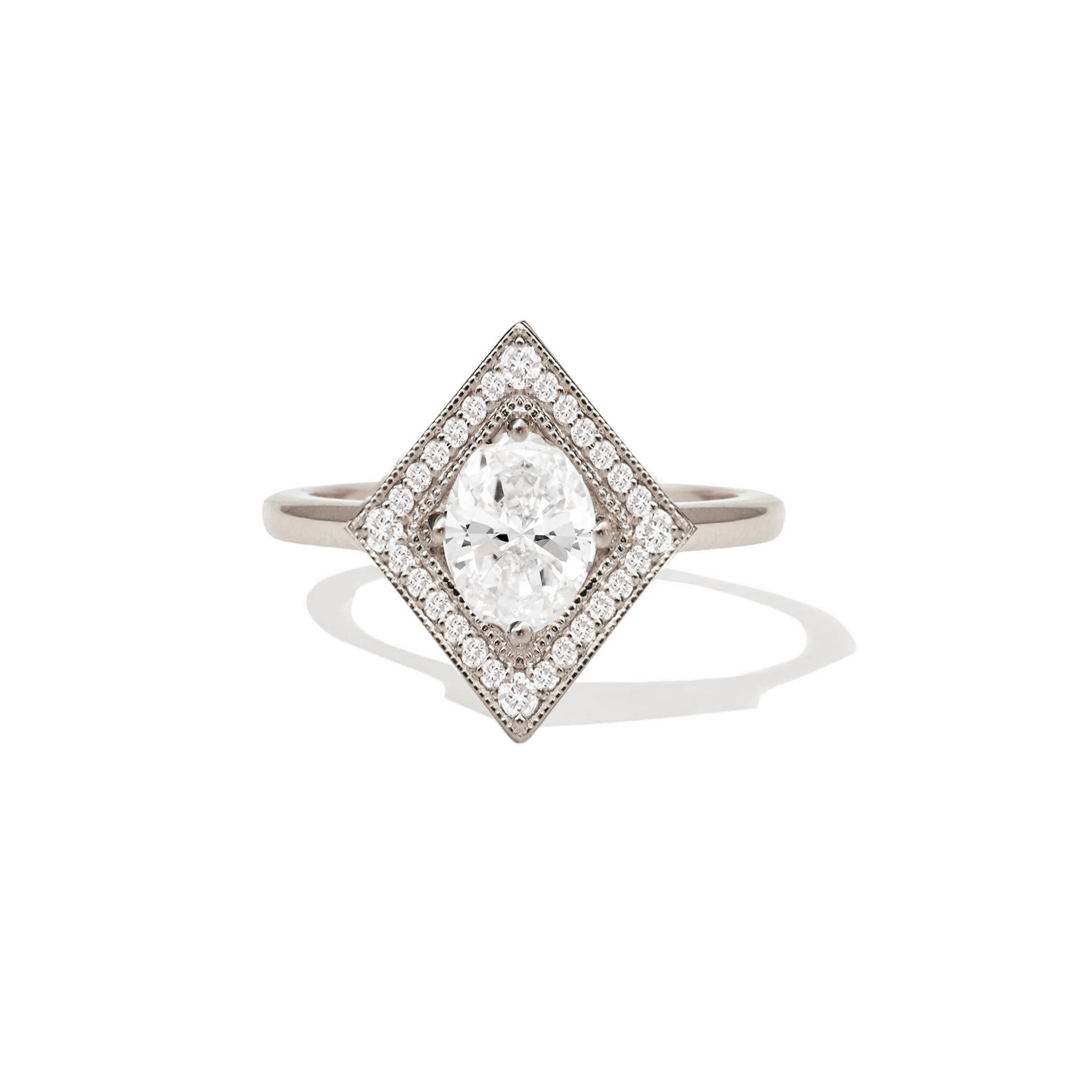 Chiếc nhẫn kim cương hình oval đẹp mắt này sẽ khiến bạn phải ngắm nhìn lâu hơn. Hãy cùng xem hình ảnh để tìm hiểu về những đặc điểm và lợi thế của các loại nhẫn kim cương hình oval trên thị trường hiện nay.