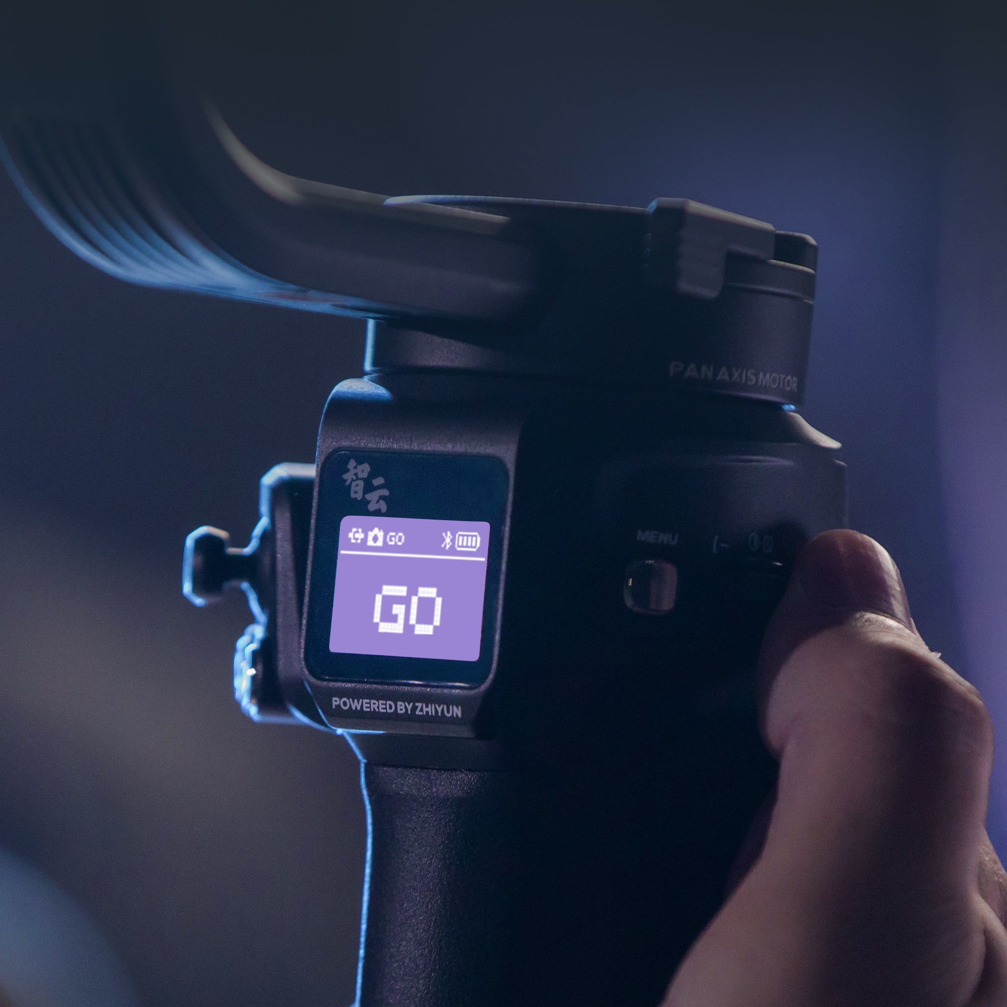 The OLED Chinese & English screen visualizes all gimbal & camera statuses and allows you to achieve advanced features like the timelapse and customized V mode seamlessly.
