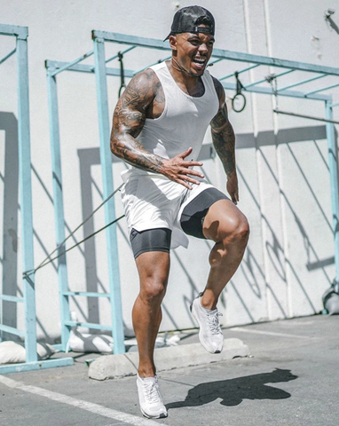 Gym shorts med Compression under tights i hvit med svart tights i til trening