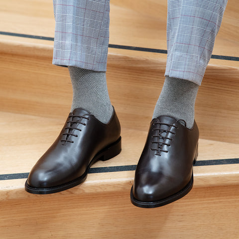 Brown Oxford wholecut shoes to wear with suits for all professional events