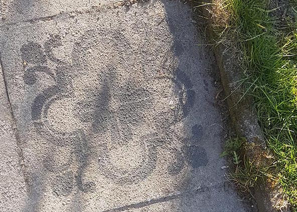 Wie schabloniert man Terrassenplatten