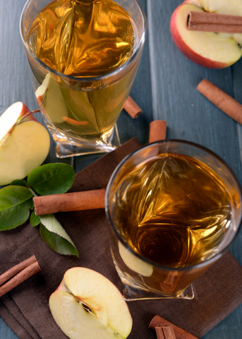 Fam Bam cocktail with apples and cinnamon sticks