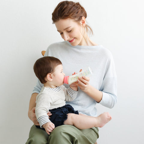 Doctor Betta Baby Bottle designed to provide the same feeding angle as with breastfeeding