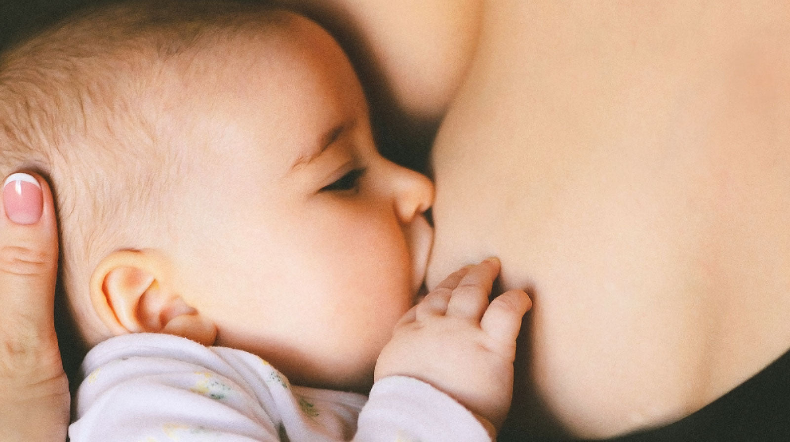 防止婴儿吐奶　正确的哺乳姿势和良好的吮吸姿势