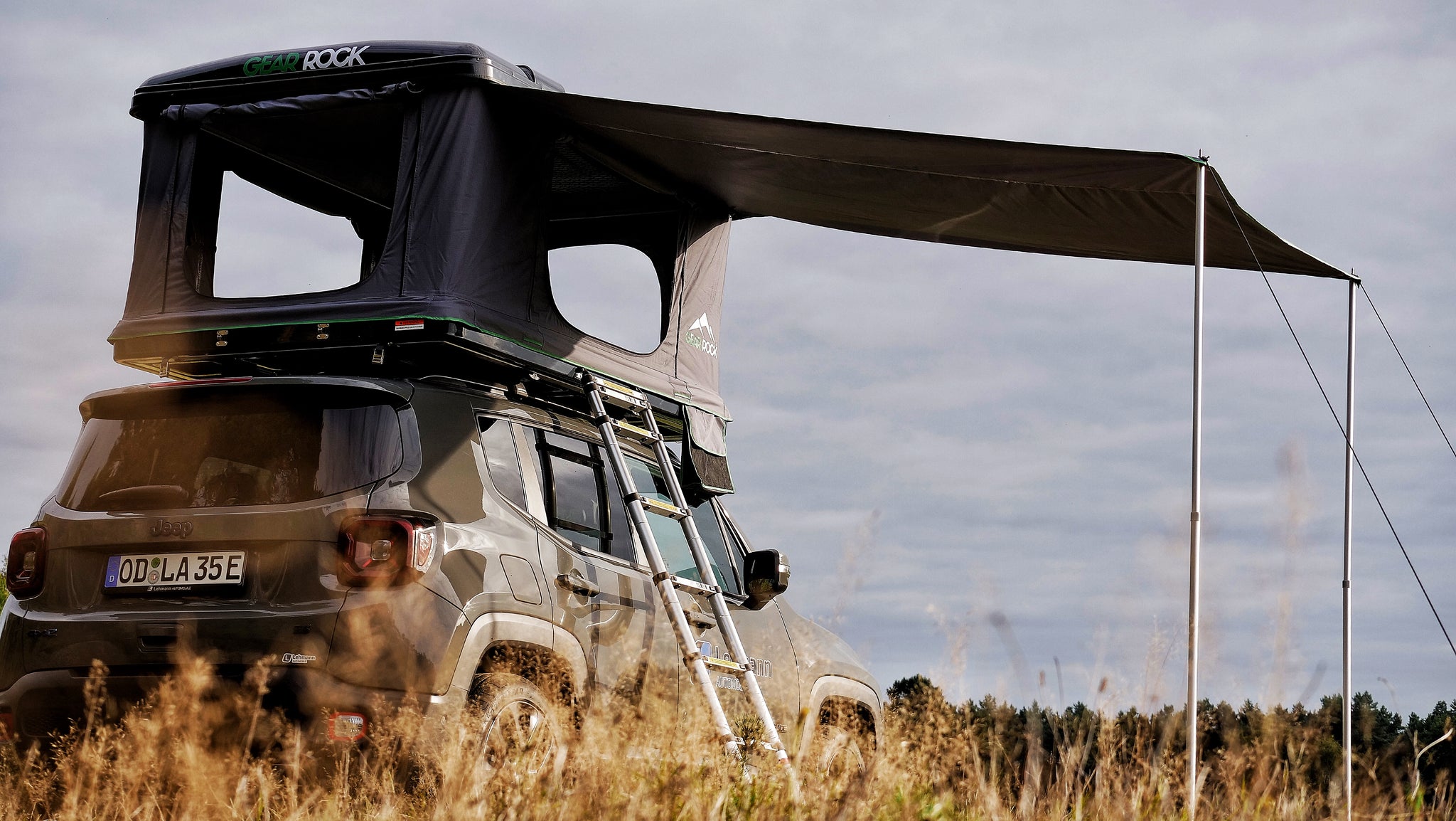 Gear Rock Kootenay Dachzelt mit Markise auf Jeep Renegade