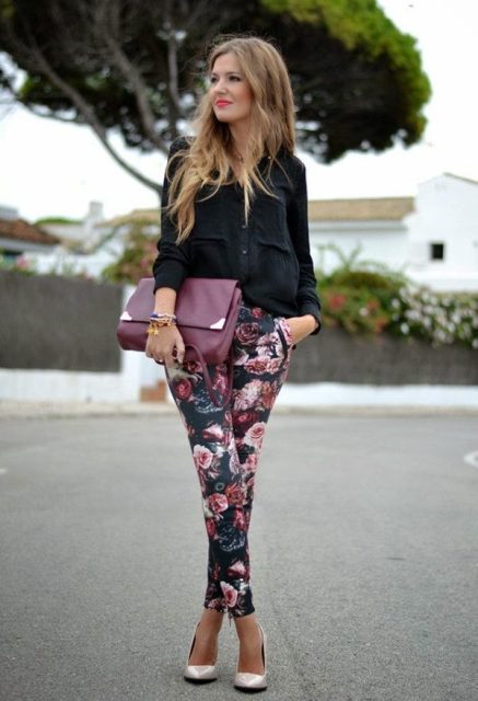 Avec une chemise noire, des escarpins et une pochette violette Avec une chemise noire, des escarpins et une pochette violette