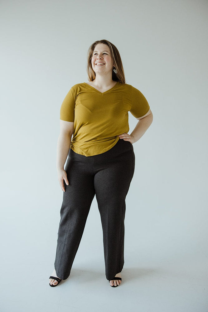 Happy Monday! Scored these esker wide leg pants in mojave tan (12) for $19  at the outlet 😎 really enjoying this fit! Also wearing kits mock neck tank  (12) AEJ Dark Terracotta (