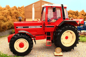 UH6334 Universal Hobbies 1:16 Scale International IH 1255 XL 4WD Tractor Limited Edition 999 pcs Worldwide