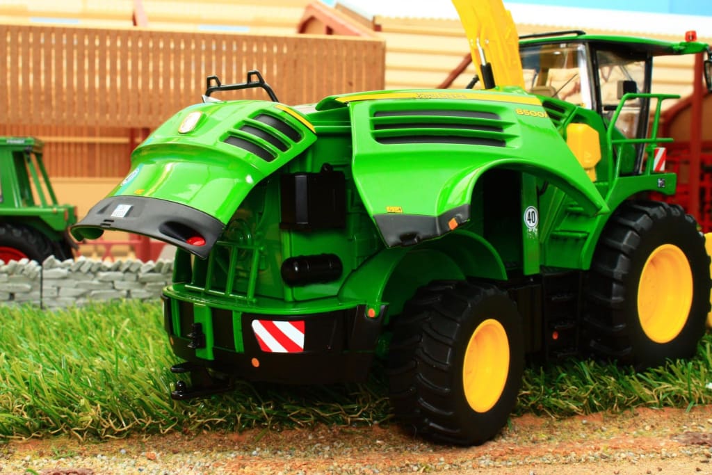 W7832 Wiking John Deere 8500i Self Propelled Forage Harvester With Two Brushwood Toys 3843