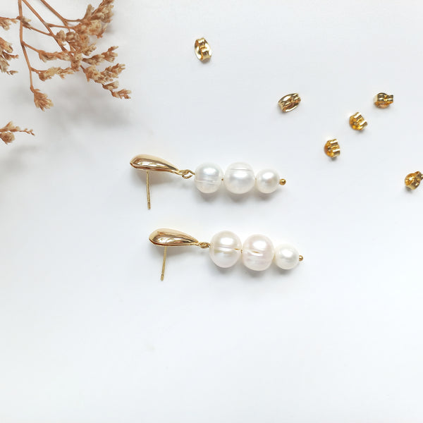 Bridal bloom - Classic Drop of 3 Fresh Water Pearls 18K gold plated teardrop post
