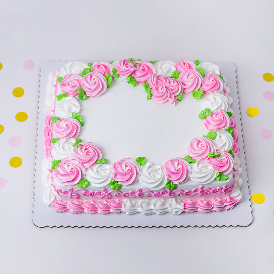 Pastel Festivo De Varias Capas De Color Crema Blanco Decorado Con Rosas En  Una Bandeja De Plancha Sobre Un Fondo Blanco Fotografía De Stock Alamy |  