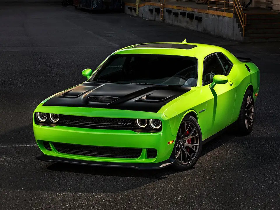 سيارة دودج تشالنجر SRT Hellcat خضراء اللون على الطريق