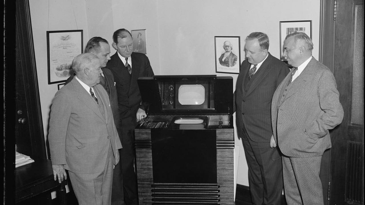 fcc-comissioners-inspect-the-latest-television-in-1939