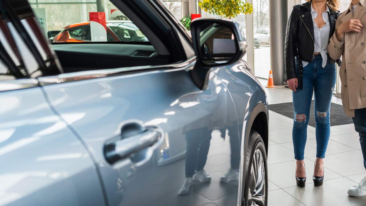 Mann und Frau im Autohaus