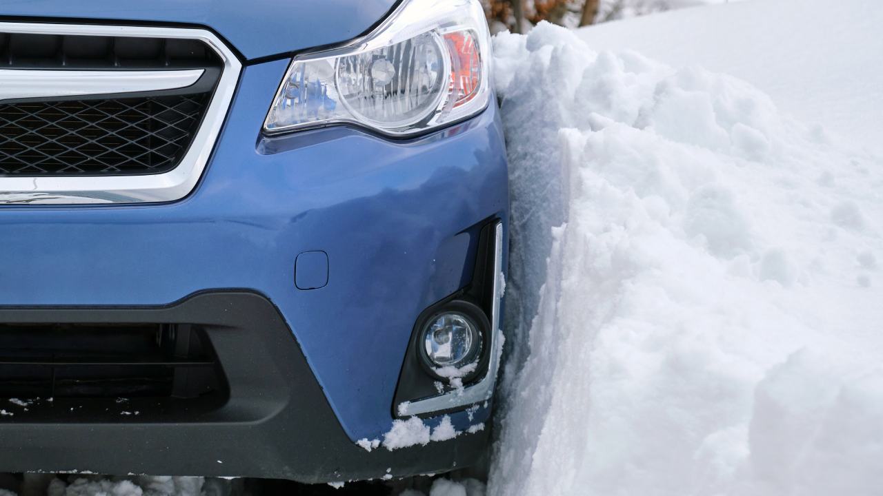 blue-car-in-snow