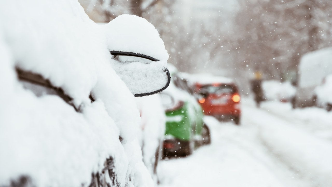 Autos mit Schnee bedeckt