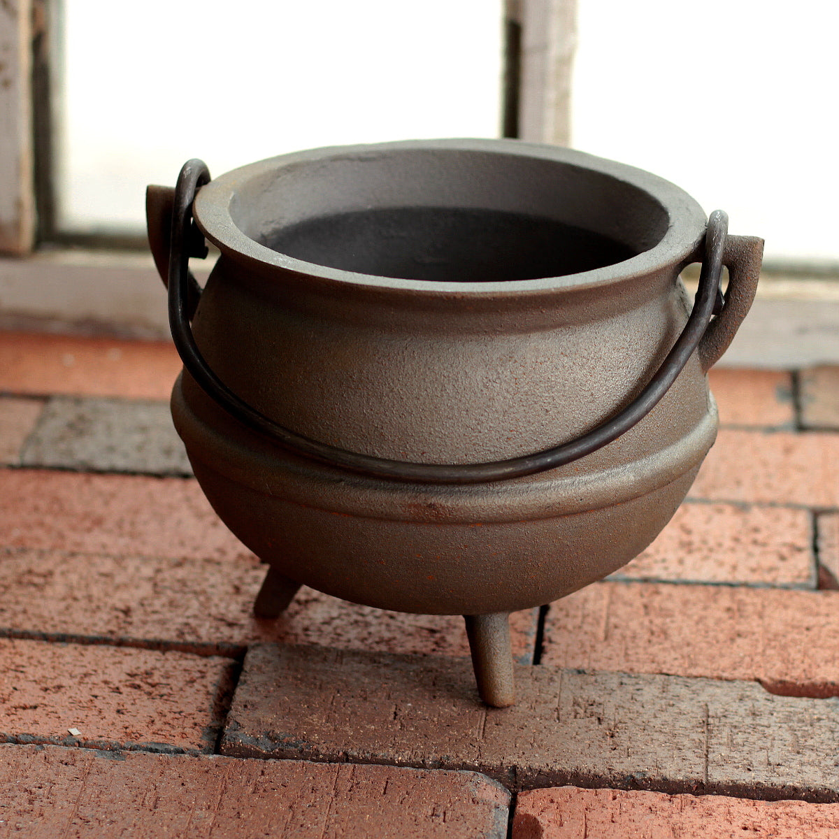 https://cdn.shopify.com/s/files/1/0050/1275/0447/products/CP-733_2-Quart-Cast-Iron-Pot_2019-04-24_Web_1200x1200_IMG_9297_2400x.JPG