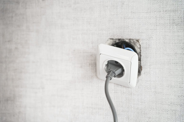 Dangerous broken socket plug" is a good alt tag